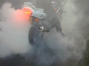 ¿Por qué sale humo de la moto?